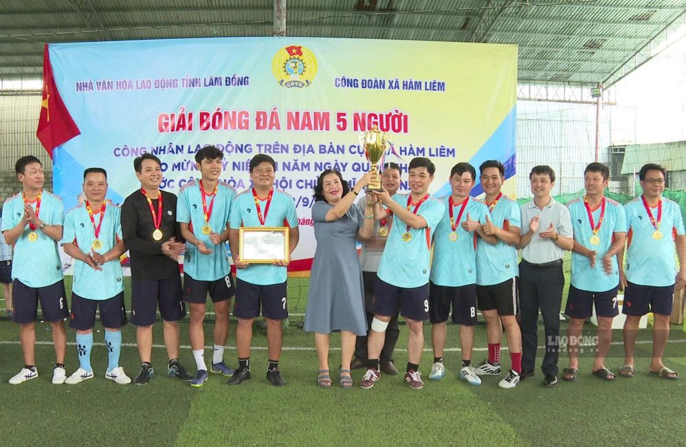 Ban tổ chức trao cúp cho đội vô địch giải đấu. Ảnh: Duy Tuấn 