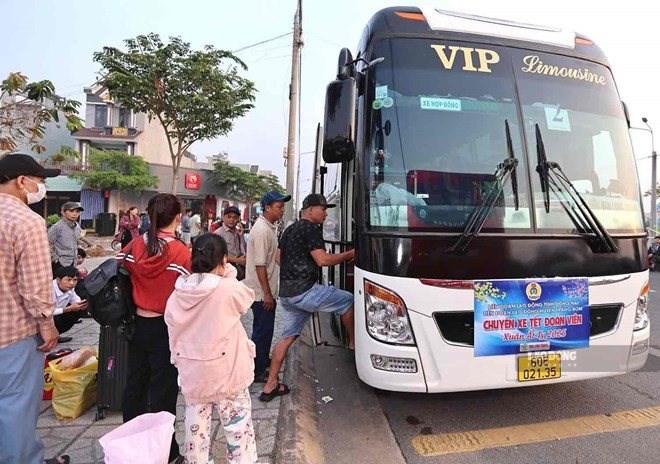 Đoàn viên, người lao động về quê đón Tết cùng gia đình. Ảnh tư liệu: HAC