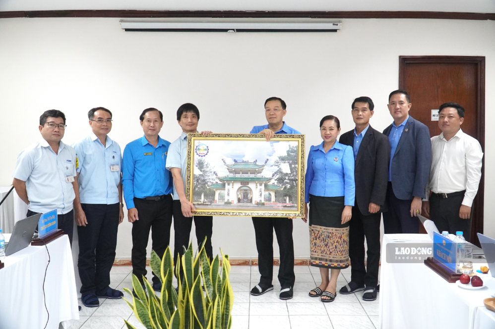Tặng quà lưu niệm và chụp ảnh cùng Đoàn công tác Trung ương Liên hiệp Công đoàn Lào. Ảnh: HAC