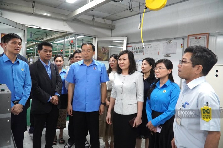 Đoàn công tác của Trung ương Liên hiệp Công đoàn Lào cùng Tổng LĐLĐVN thăm và làm việc tại Công ty TNHH TOKIN Electronics (Việt Nam). Ảnh: HAC
