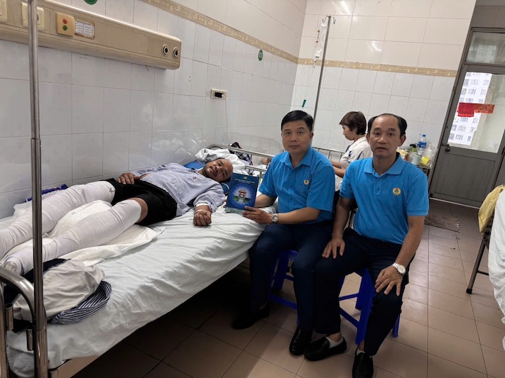 Công đoàn trao hỗ trợ gia đình các nạn nhân vụ cháy tại phường Chương Mỹ