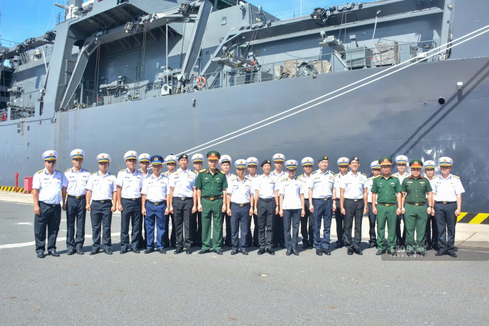 Đại diện Hải quân Singapore chụp hình lưu niệm cùng phía Việt Nam. Ảnh: Hữu Long