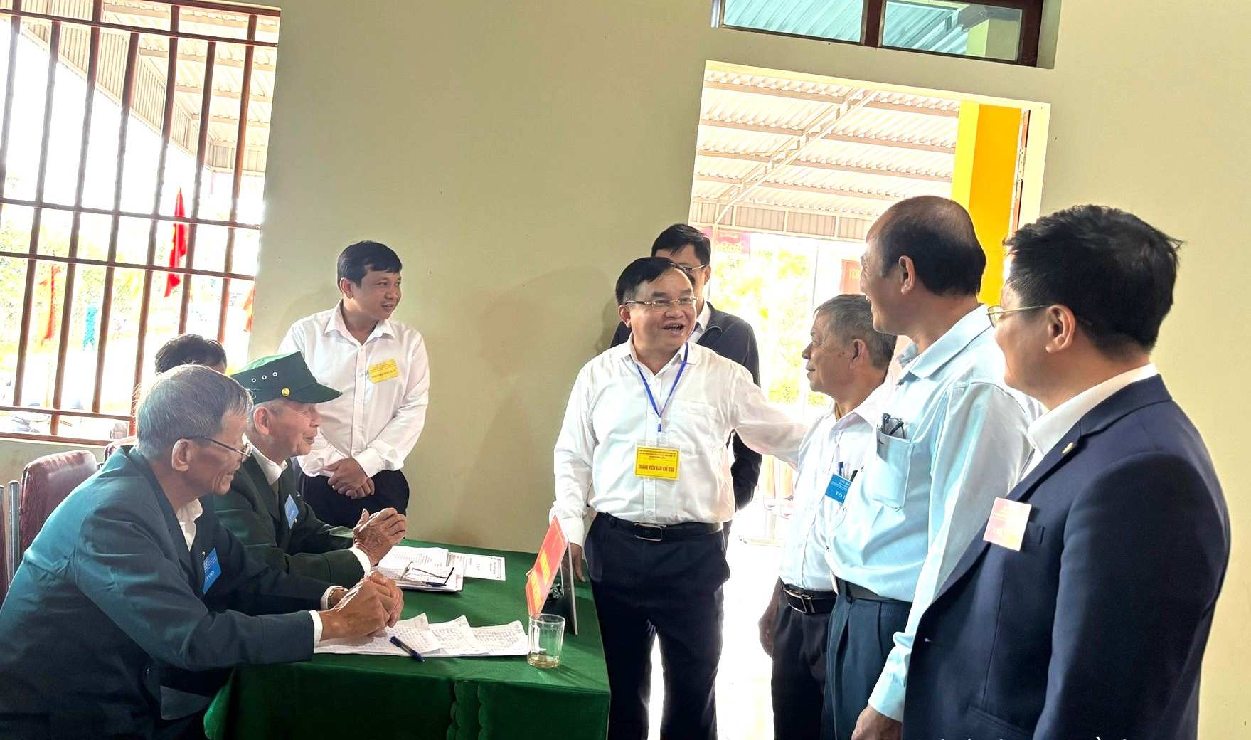 Đồng chí Ngọc Kim Nam - Ủy viên Ban Thường vụ, Trưởng Ban Tuyên giáo và Dân vận Tỉnh ủy Nghệ An cùng đoàn công tác kiểm tra điểm bầu cử tại cơ sở. Ảnh: Tỉnh ủy Nghệ An