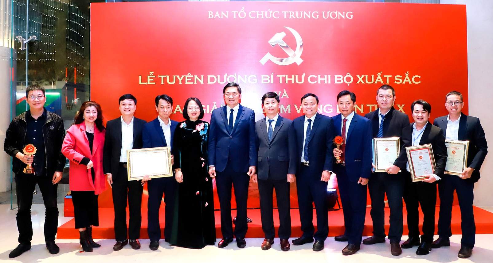 Đồng chí Hoàng Nghĩa Hiếu - Phó Bí thư Thường trực Tỉnh ủy, Chủ tịch HĐND tỉnh chúc mừng các tác giả, nhóm tác giả Báo và Phát thanh, Truyền hình Nghệ An đoạt Giải Búa liềm vàng toàn quốc năm 2025. Ảnh: Tỉnh ủy Nghệ An