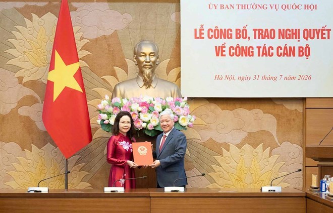 Ủy viên Bộ Chính trị, Phó Chủ tịch Thường trực Quốc hội Đỗ Văn Chiến trao Nghị quyết bổ nhiệm bà Hà Thu Giang giữ chức Trợ lý Phó Chủ tịch Quốc hội Nguyễn Thị Hồng. Ảnh: Quochoi.vn