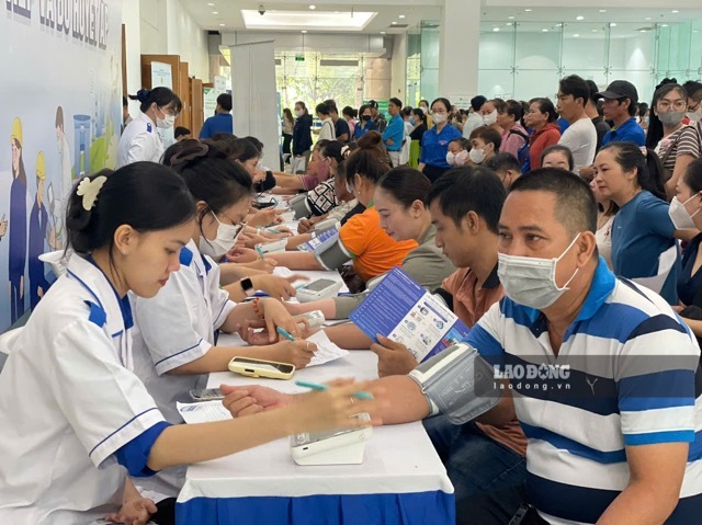 TPHCM đang triển khai khám sức khỏe cho người lao động. Ảnh: Như Quỳnh