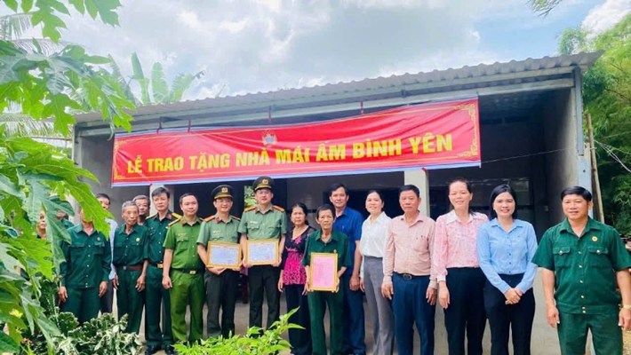 Công đoàn Công an TP Hồ Chí Minh vừa tổ chức trao tặng nhà “Mái ấm bình yên” cho gia đình ông Đinh Văn Thanh ở xã An Ninh (tỉnh Tây Ninh). Ảnh: Nguyễn Khắc Điệp / CĐ Công an TP Hồ Chí Minh