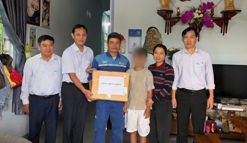 VNPT Trade Union awards English reading and learning markers to union member children