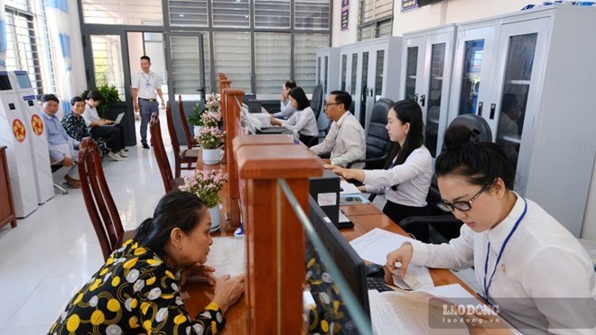 Cà Mau chưa có chủ trương tiếp tục sắp xếp đơn vị hành chính cấp xã. Trong ảnh, Trung tâm Phục vụ hành chính công phường Tân Thành, tỉnh Cà Mau giải quyết thủ tục hành chính cho người dân. Ảnh: Phong Linh