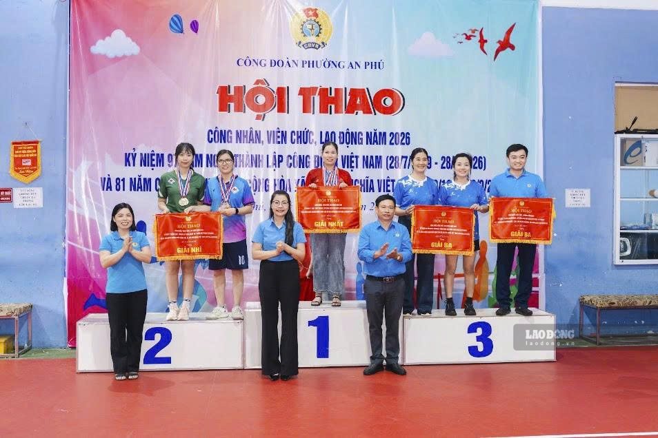 Ban tổ chức trao giải cho các đội thi. Ảnh Thanh Tuấn 