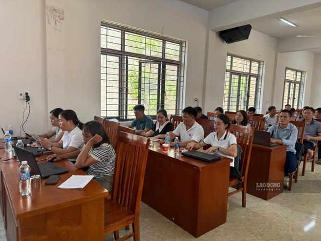 Nhiều trưởng thôn và cán bộ tại xã Đức Nhàn, tỉnh Phú Thọ được tập huấn về AI sau sáp nhập. Ảnh: Minh Chuyên