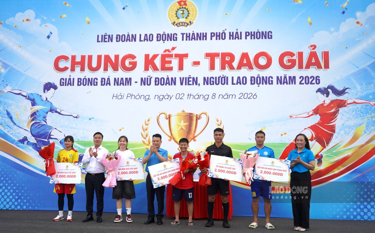 Ban Tổ chức trao các giải Cầu thủ xuất sắc nhất, Thủ môn xuất sắc nhất và Trọng tài xuất sắc. Ảnh: Mai Dung