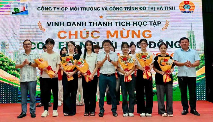 Công ty CP Môi trường và Công trình đô thị Hà Tĩnh tặng quà cho con công nhân đậu đại học. Ảnh: Công đoàn Hà Tĩnh
