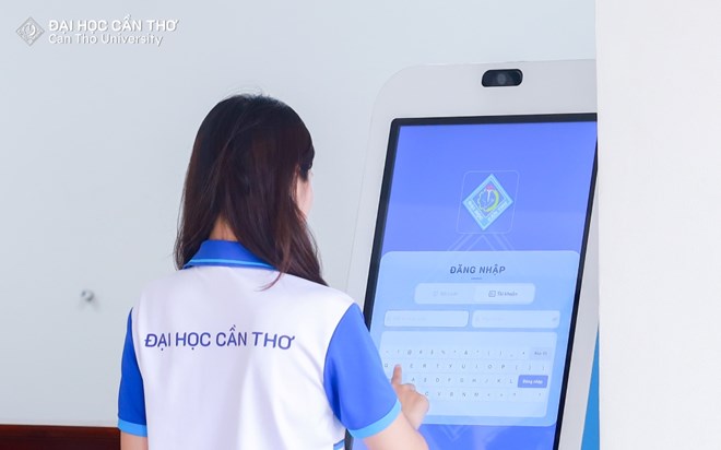 Đại học Cần Thơ lần đầu triển khai hệ thống Kiosk cấp giấy tờ xác nhận cho sinh viên
