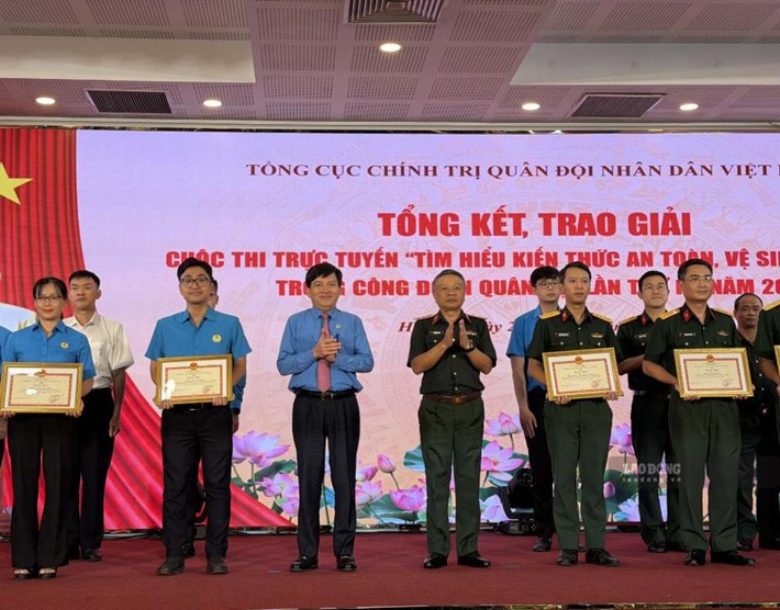 Thượng tướng Lê Quang Minh - Phó Chủ nhiệm Tổng cục Chính trị Quân đội Nhân dân Việt Nam (thứ 4 từ trái sang) và ông Nguyễn Xuân Hùng, Phó Chủ tịch Tổng LĐLĐVN Việt Nam (thứ 3 từ trái sang) trao khen thưởng tại Cuộc thi trực tuyến Tìm hiểu kiến thức an toàn, vệ sinh lao động trong Công đoàn Quân đội lần thứ III, năm 2026. Ảnh: Kiều Vũ
