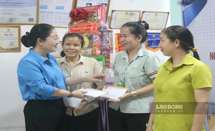 Bà Nguyễn Kim Loan - Phó Chủ tịch LĐLĐ TPHCM - trao quà hỗ trợ, động viên công nhân gặp khó khăn đang làm việc tại Công ty TNHH May mặc Hung Kiu Việt Nam. Ảnh: Đình Trọng