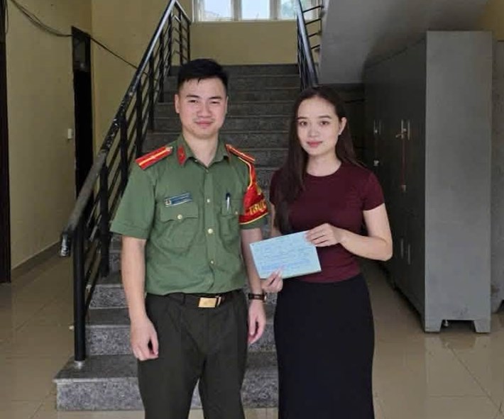 Người dân trả lại số tiền gần 20 triệu đồng do chuyển nhầm. Ảnh: Công an xã Phong Nha
