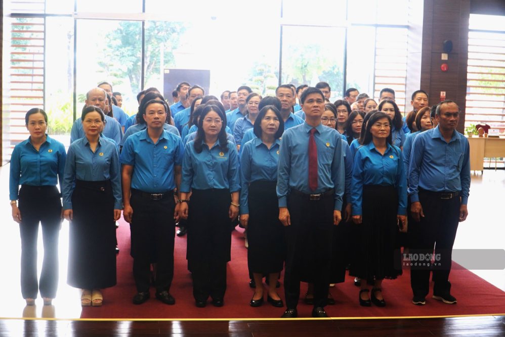 Trước khi lớp tập huấn diễn ra, đoàn đại biểu đã đến dâng hương Chủ tịch Tôn Đức Thắng nhân kỷ niệm 138 năm ngày sinh (20.8.1888 - 20.8.2026). Ảnh: Anh Tú