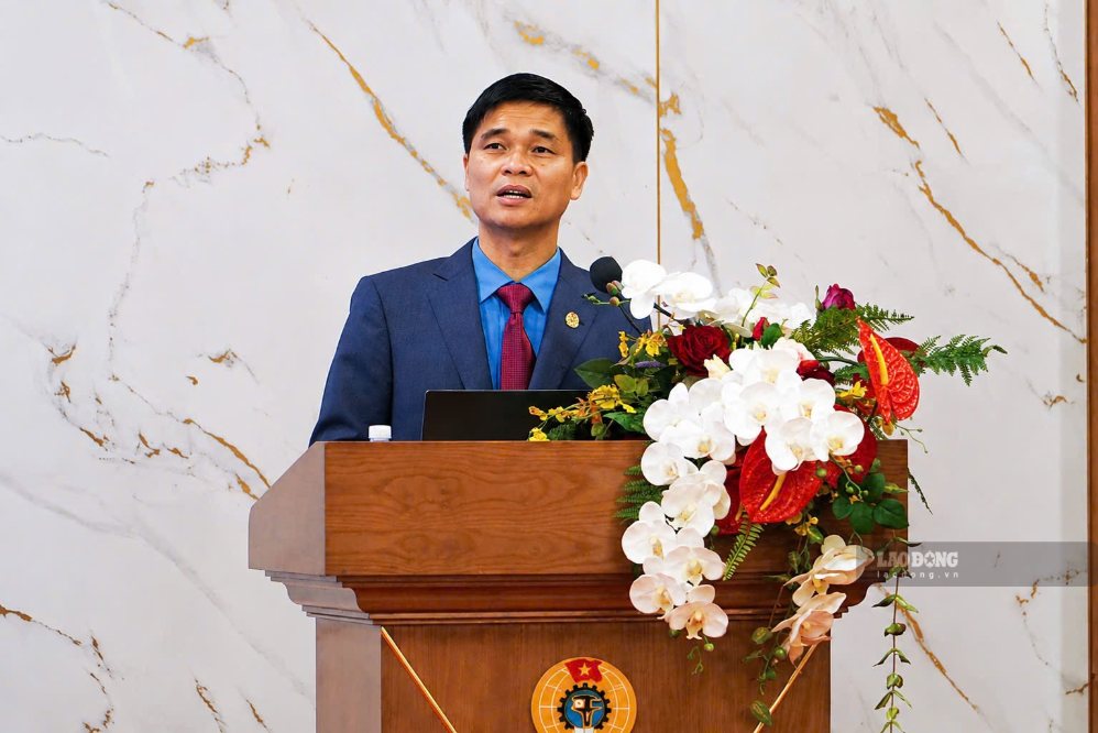 Phó Chủ tịch Thường trực Tổng LĐLĐVN Ngọ Duy Hiểu phát biểu khai mạc lớp tập huấn. Ảnh: Anh Tú
