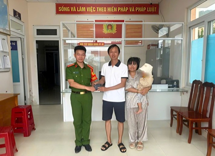 Công an xã D'Ran trao trả lại tài sản do ông Minh nhặt được cho người đánh rơi. Ảnh: Công an xã D'Ran
