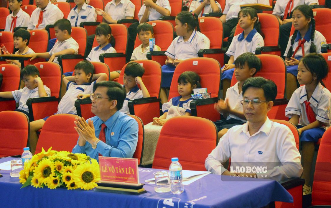 Quang cảnh buổi Lễ trao học bổng, quà học tập cho con công nhân, người lao động có hoàn cảnh khó khăn ở An Giang. Ảnh: Thanh Mai