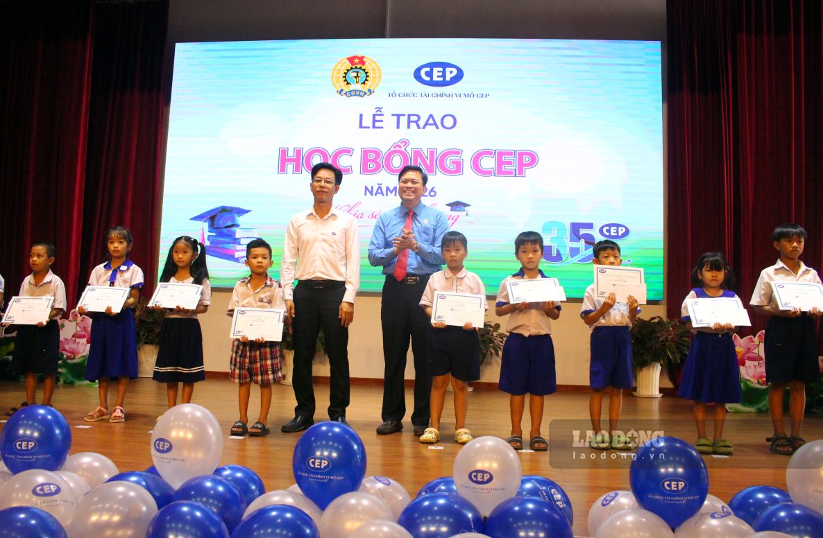 Trao 75 suất học bổng, quà học tập cho con công nhân, người lao động An Giang