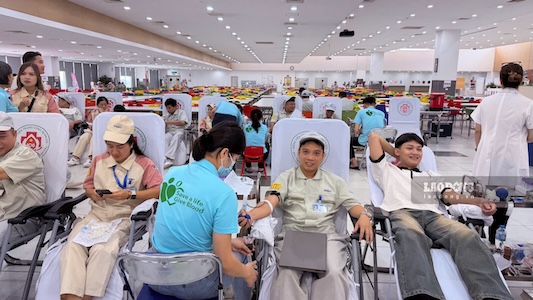 Ông Phan Thanh Hải - Chủ tịch Công đoàn Công ty TNHH Điện tử Meiko Việt Nam tham gia hiến máu tại Ngày hội hiến máu Giọt hồng Meiko đợt 2. Ảnh: Kiều Vũ