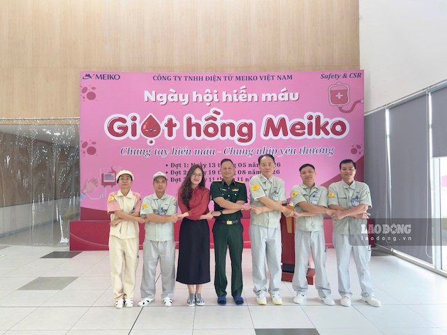 Ông Tsuchibashi Akito -Tổng giám đốc Công ty TNHH Điện tử Meiko Việt Nam (thứ 3 từ phải sang) khẳng định ủng hộ Công đoàn, Phòng CSR tổ chức chương trình hiến máu tình nguyện hàng năm. Ảnh: Kiều Vũ