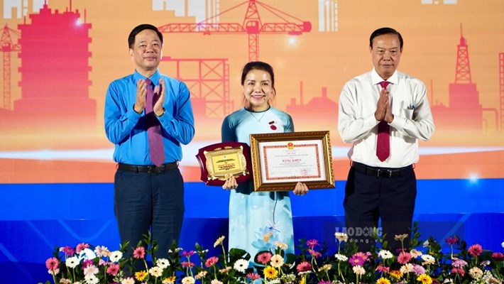 Công nhân, người lao động nhận Giải thưởng Tôn Đức Thắng lần thứ 26. Ảnh: Mai Anh.