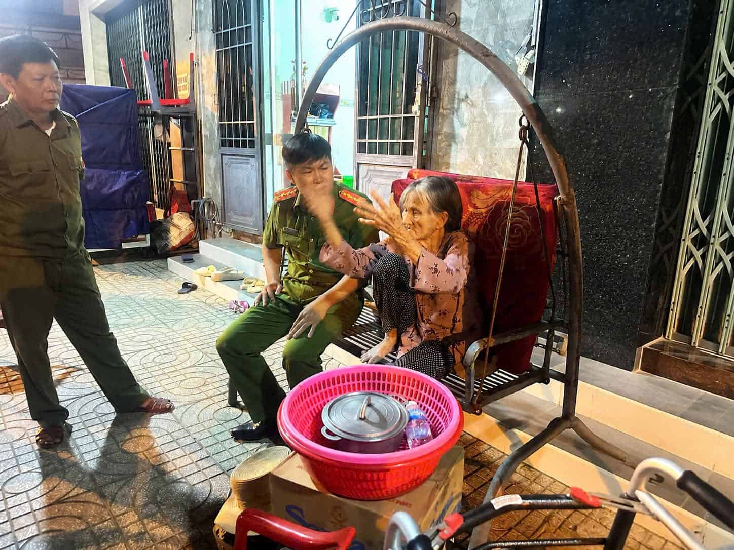 Công an phường giúp cụ bà đi lạc trở về với gia đình