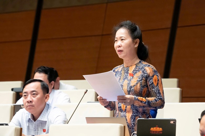 Đại biểu Tô Ái Vang (đoàn Cần Thơ) phát biểu. Ảnh: Media Quốc hội