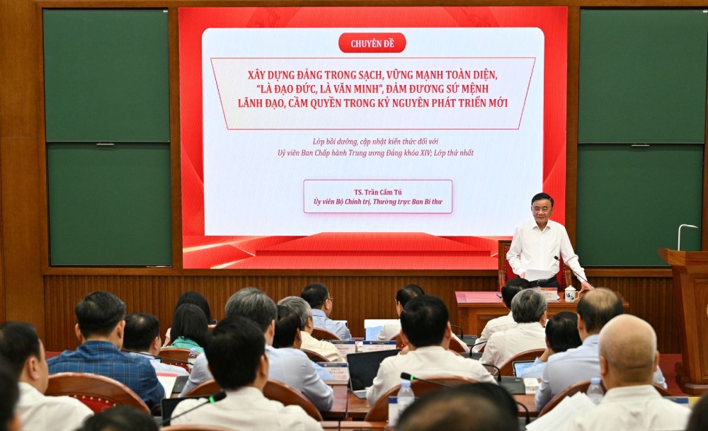 Thường trực Ban Bí thư Trần Cẩm Tú nhấn mạnh yêu cầu đổi mới mạnh mẽ công tác cán bộ. Ảnh: Cổng TTĐT Đảng Cộng sản Việt Nam