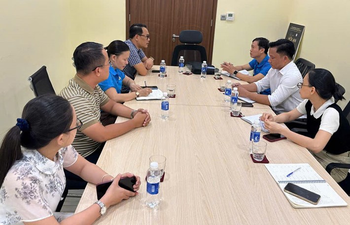 Công đoàn phường Hội An, Đà Nẵng hướng dẫn Công đoàn cơ sở Công ty Cổ phần Gami Hội An thương lượng, ký kết thỏa ước lao động tập thể. Ảnh: Công đoàn Hội An