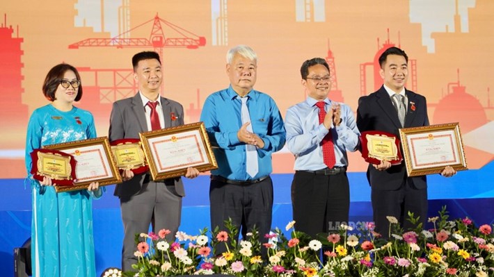 Bác sĩ Bùi Trọng Nguyễn (bìa phải) nhận giải thưởng Tôn Đức Thắng cho sáng kiến xe lăn điều khiển bằng ánh mắt. Ảnh: Mai Anh.