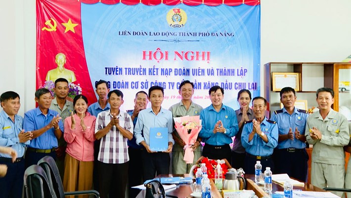 Liên đoàn Lao động thành phố Đà Nẵng thành lập Công đoàn cơ sở Công ty Cổ phần Xăng dầu Chu Lai với 16 đoàn viên. Ảnh: Công đoàn Đà Nẵng
