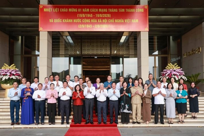 Ban Thường trực UBTƯ MTTQ Việt Nam đã tổ chức cuộc gặp mặt thân mật với sự tham gia của các đồng chí lãnh đạo Quốc hội, Chính phủ và UBTƯ MTTQ Việt Nam với các đại biểu Quốc hội khóa XVI thuộc khối Mặt trận ở Trung ương và địa phương. Ảnh: Quang Vinh/MTTQ