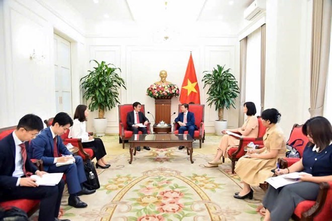 Vietnamese Deputy Minister of Foreign Affairs Ngo Le Van receives Chairman of the ASEAN - East Asia Economic Research Institute (ERIA) Watanabe Tetsuya. Photo: Ministry of Foreign Affairs