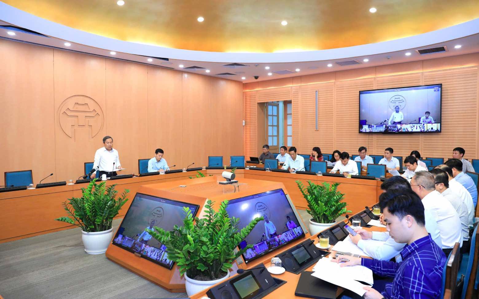 Cuộc họp về công tác duy trì vệ sinh môi trường; công tác xử lý ô nhiễm không khí trên địa bàn thành phố. Ảnh: UBND TP Hà Nội