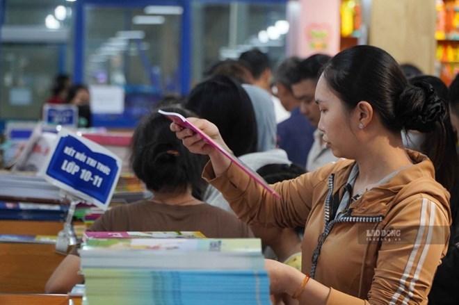 Phụ huynh học sinh tại TPHCM mua sách giáo khoa, chuẩn bị cho năm học mới. Ảnh: Chân Phúc