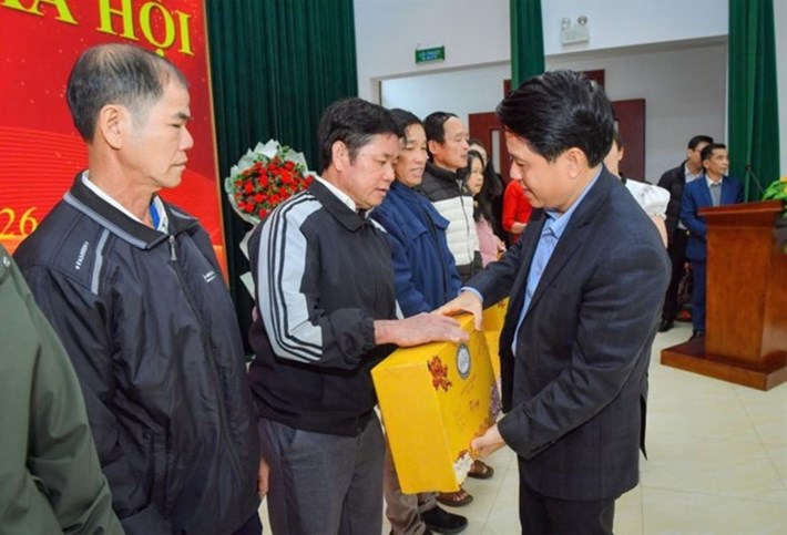 Phó Thống đốc Ngân hàng Nhà nước Việt Nam, Chủ tịch Công đoàn Ngân hàng Việt Nam Phạm Tiến Dũng trao quà an sinh xã hội cho người dân tỉnh Sơn La nhân dịp Tết Nguyên đán Bính Ngọ 2026. Ảnh: Công đoàn Ngân hàng Việt Nam
