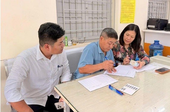 Tổ công tác của BHXH Phú Thọ về tận cơ sở xác minh người hưởng lương hưu. Ảnh: BHXH Phú Thọ
