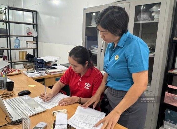 Công đoàn phường Diên Hồng triển khai lấy ý kiến đoàn viên, người lao động. Ảnh: Hoàng Anh
