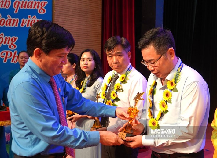 Phó Chủ tịch Tổng Liên đoàn Lao động Việt Nam Nguyễn Xuân Hùng trao biểu trưng cho các tập thể điển hình. Ảnh: Mai Dung
