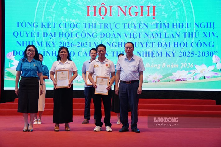 Trao giải cho các công đoàn cơ sở có thành tích nổi bật trong cuộc thi tìm hiểu nghị quyết. Ảnh: Đinh Đại
