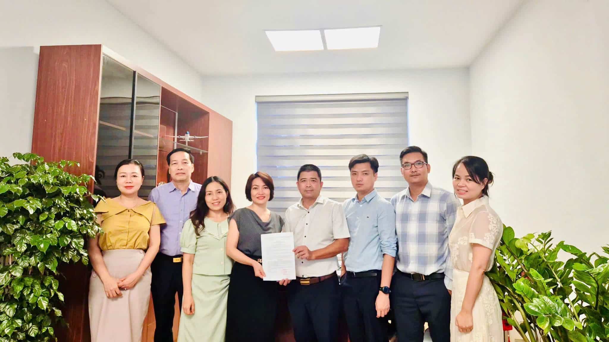 Khen thưởng đột xuất cá nhân ứng dụng công nghệ, nâng cao hiệu quả công việc