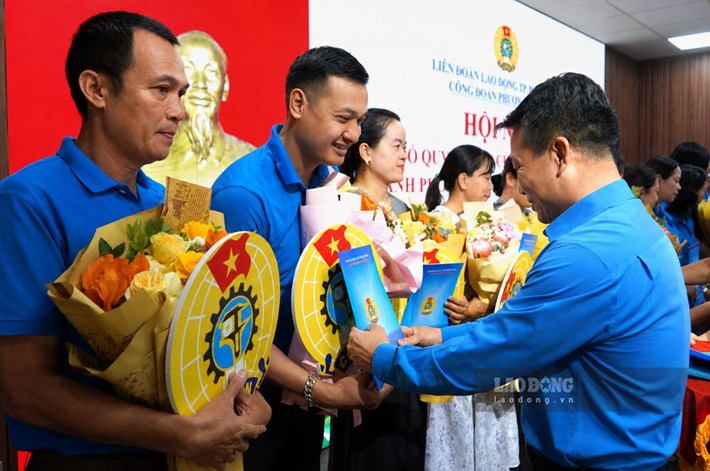 Ông Nguyễn Văn Phiệt - Phó Chủ tịch Liên đoàn Lao động TP Hải Phòng trao quyết định thành lập công đoàn cơ sở cho các đơn vị. Ảnh: Mai Dung