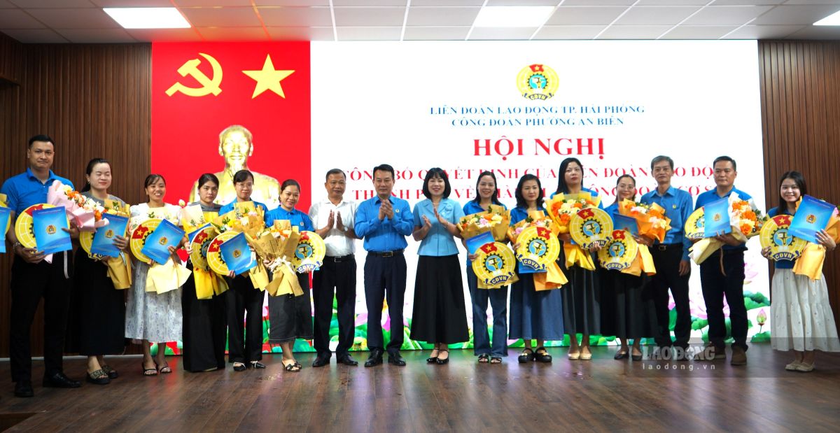 LĐLĐ TP Hải Phòng công bố quyết định thành lập 18 công đoàn cơ sở tại phường An Biên. Ảnh: Mai Dung