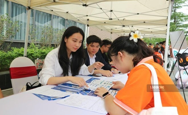 Lao động trẻ tìm cơ hội việc làm tại phiên giao dịch việc làm do Trung tâm Dịch vụ việc làm Hà Nội tổ chức. Ảnh: Lê Phương