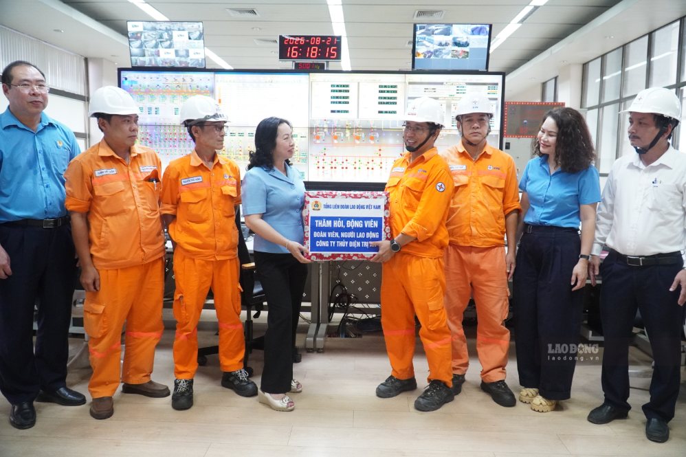 Phó Chủ tịch Tổng LĐLĐVN Thái Thu Xương  tặng quà đoàn viên, CNVCLĐ đang làm việc tại Nhà máy Thủy điện Trị An hiện hữu. Ảnh: HAC 