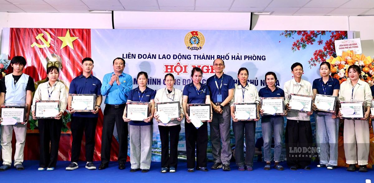 Lãnh đạo Liên đoàn Lao động thành phố và ban giám đốc Công ty trao quà cho đoàn viên hoàn cảnh khó khăn. Ảnh: Lan Hạnh